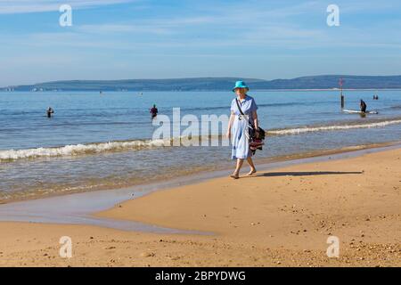 Poole, Dorset Royaume-Uni. 20 mai 2020. Météo au Royaume-Uni : chaud et ensoleillé, les températures montent sur les plages de Poole. Les Sunseaners se dirigent tôt vers le bord de mer pour profiter du soleil et obtenir le meilleur endroit avant que les plages ne soient occupées sur ce qui est prévu pour être le jour le plus chaud de l'année jusqu'à présent. Crédit : Carolyn Jenkins/Alay Live News Banque D'Images