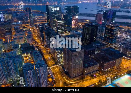 Kowloon Bay, Hong Kong, 16 février 2019 : vue de nuit sur le côté de Kowloon de Hong Kong Banque D'Images