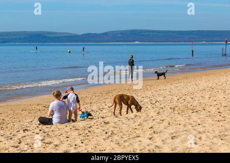 Poole, Dorset Royaume-Uni. 20 mai 2020. Météo au Royaume-Uni : chaud et ensoleillé, les températures montent sur les plages de Poole. Les Sunseaners se dirigent tôt vers le bord de mer pour profiter du soleil et obtenir le meilleur endroit avant que les plages ne soient occupées sur ce qui est prévu pour être le jour le plus chaud de l'année jusqu'à présent. Crédit : Carolyn Jenkins/Alay Live News Banque D'Images