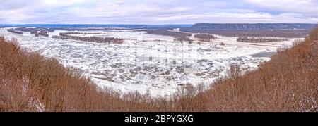 Vue panoramique de la Confluence des rivières Mississippi et Wisonsin en hiver à partir de 4610 dans l'Iowa State Park Banque D'Images