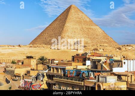 En face de la ville de Gizeh la pyramide de Khéops, en Egypte. Banque D'Images