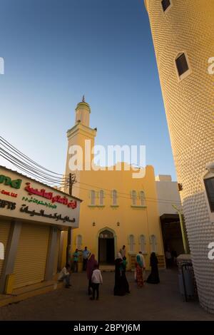 Vue en soirée de la mosquée dans le Souk de Muttrah, Muscat, Oman, Moyen-Orient, Asie Banque D'Images
