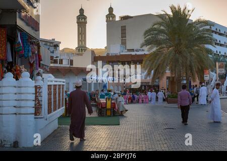 Vue nocturne de la mosquée dans le Souk de Muttrah et la Corniche, Muscat, Oman, Moyen-Orient, Asie Banque D'Images