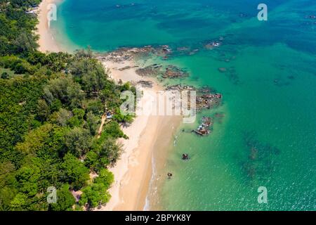 Vue aérienne d'une belle plage tropicale vide entourée d'un feuillage vert luxuriant Banque D'Images