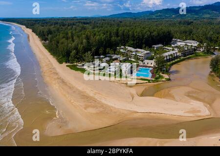 Vue aérienne des stations fermées et d'une plage tropicale déserte en Thaïlande pendant le confinement du coronavirus et les interdictions de voyager Banque D'Images