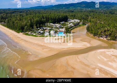 Vue aérienne des stations fermées et d'une plage tropicale déserte en Thaïlande pendant le confinement du coronavirus et les interdictions de voyager Banque D'Images