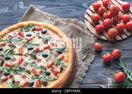 Pizza cuites avec des tomates cerises Banque D'Images