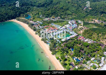 Vue aérienne des stations fermées et d'une plage tropicale déserte en Thaïlande pendant le confinement du coronavirus et les interdictions de voyager Banque D'Images