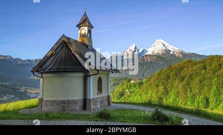 Vue panoramique à côté du ressort du canton de Berchtesgaden avec le mont Watzmann et traditionnelles Kirchleitn chapelle Banque D'Images