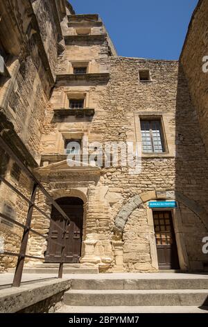 GORDES, FRANCE - 25 juin 2017 : les vieilles maisons en pierre dans village de Gordes, Vaucluse, Provence, France Banque D'Images