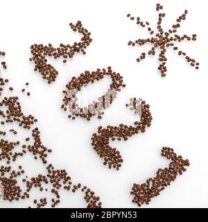 Concept de Noël avec 2021 grains de café disposés sur fond clair. concept de café de noël Banque D'Images