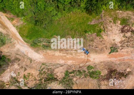 Vue aérienne de haut en bas de la déforestation et de l'exploitation forestière dans une forêt tropicale. La déforestation contribue de façon importante à la perte d'habitat et à la cli humaine Banque D'Images