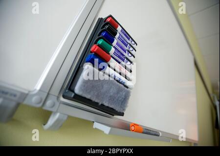 Tableau blanc et stylos dans une salle de conférence Banque D'Images