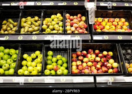 Récipients de fruits et légumes de supermarché présentant des produits locaux de pommes rouges et vertes, Banque D'Images