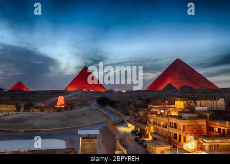 Les Pyramides de Gizeh, vue de nuit des bâtiments, l'Égypte. Banque D'Images