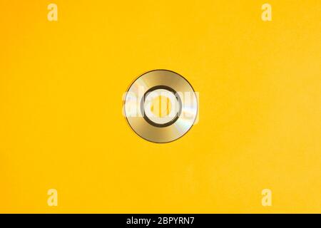 Mini CD sur fond jaune. Espace de copie Banque D'Images