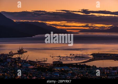 Lumière avant l'aube violet et orange au-dessus d'Ushuaia Banque D'Images