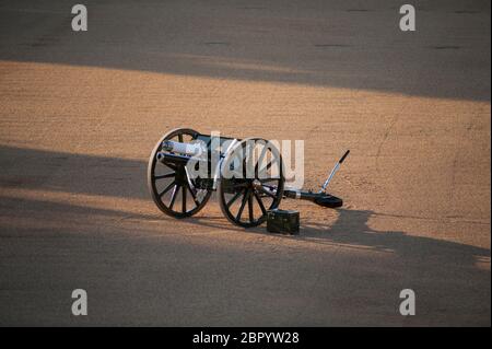 11 juin 2015, Londres, Royaume-Uni. Un canon de campagne des rois troupe Royal Horse Artillery sur Horse Guards Parade pendant la retraite battue Banque D'Images