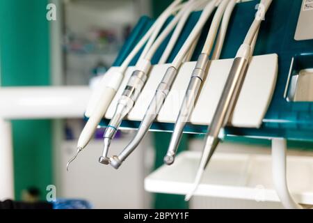 Équipement et instruments dentaires dans le cabinet du dentiste Banque D'Images