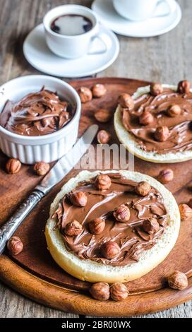 Les tranches de pain avec la crème au chocolat et noix Banque D'Images