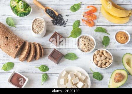 Assortiment d'aliments riches en magnésium sur le fond en bois Banque D'Images