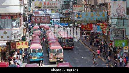 Mong Kok, Hong Kong, 05 juin 2018 :- personnes traversant la route le jour des pluies dans la ville de Hong Kong Banque D'Images