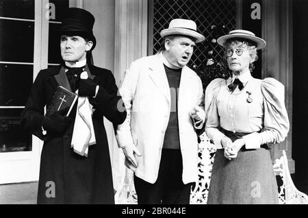 l-r: Clive Francis (John Worthing, J.P.), Harold Innocent (Apoc Canon chasuble), Phyllida Law (Miss Prism) dans L'IMPORTANCE D'ÊTRE SÉRIEUX par Oscar Wilde au Royalty Theatre, Londres WC2 11/09/1987 design: Carl Toms réalisateur: Donald Sinden Banque D'Images