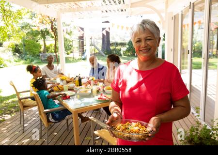 Senior woman looking at camera Banque D'Images