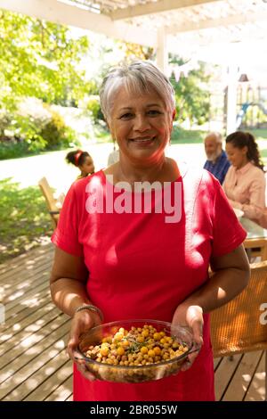 Senior woman looking at camera Banque D'Images