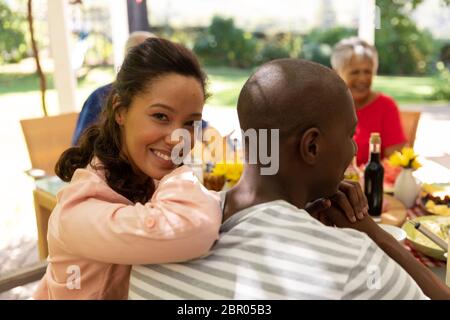 Woman looking at camera and smiling Banque D'Images