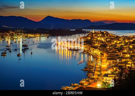 Ville grecque à Poros, Grèce nuit Banque D'Images