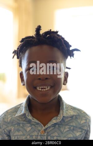 Un garçon afro-américain souriant à la caméra Banque D'Images