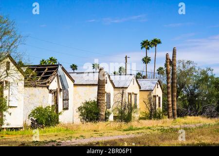 Anciennes unités de motel abandonnées avec fenêtres intégrées Banque D'Images