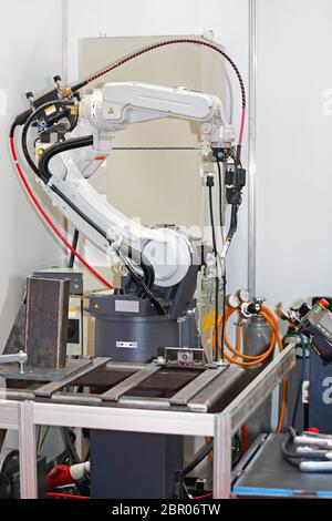 Bras robotique Pièces de soudage dans la production en usine de métal Banque D'Images