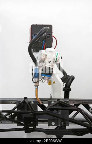 Bras Robot soudure composants métalliques dans la production en usine Banque D'Images