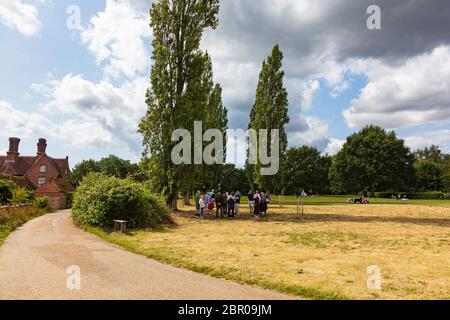 Vues sur les jardins du château de Sissinghurst et ses visiteurs, Kent, Royaume-Uni. Prises des sentiers publics, Banque D'Images