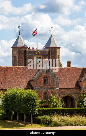 Vues sur les jardins du château de Sissinghurst et ses visiteurs, Kent, Royaume-Uni. Prises des sentiers publics, Banque D'Images