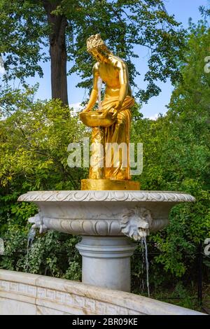 Peterhof, fontaine de Nymph dans le parc inférieur, coin romantique du parc Banque D'Images