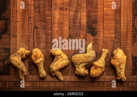 Vue supérieure mise à plat frit Recette originale poulets avec copie espace, sur fond de bois sombre. Banque D'Images