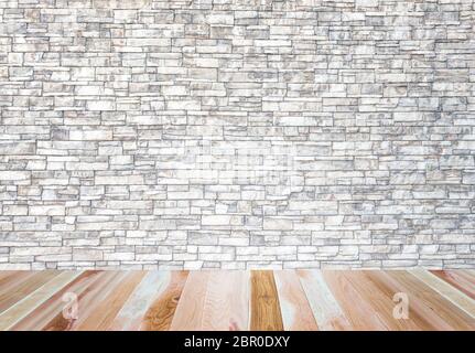 Plateau de table en bois vide prêt pour le montage de présentation de produit avec fond blanc de texture de roche. Banque D'Images