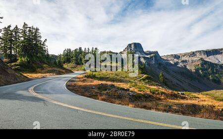 vue panoramique sur la route asphaltée courbe et pente sur la montagne le jour de la saison estivale. Banque D'Images