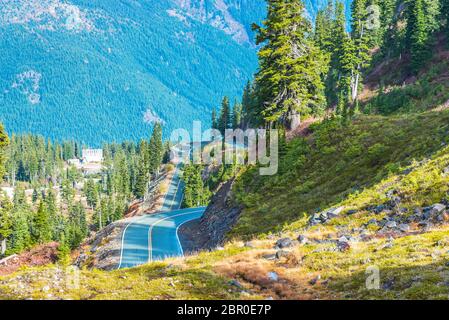 vue panoramique sur la route asphaltée courbe et pente sur la montagne le jour de la saison estivale. Banque D'Images