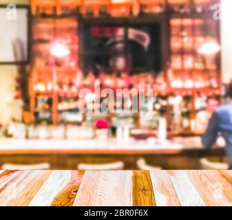 scène de table en bois avec un arrière-plan abstrait flou dans le restaurant ouvert et bar.prêt pour le montage d'affichage de produit. . Banque D'Images
