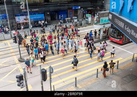 Central, Hong Kong, 18 août 2018 :- personnes traversant la rue Banque D'Images