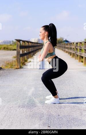 Femme forte qui fait pousser vers le haut à la plage