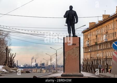 Magnitogorsk, oblast de Chelyabinsk, Russie : monument à Vladimir Lénine à Magnitogorsk. Construction de la centrale métallurgique de Magnitogorsk (MMK) Banque D'Images