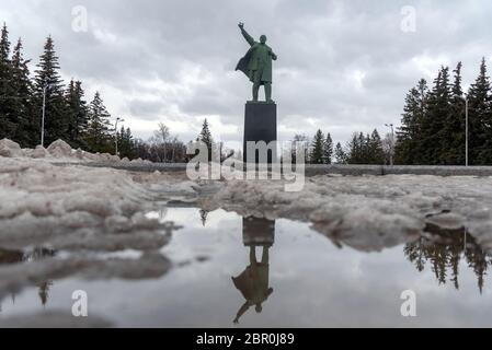 UFA, Russie : sculpture de Vladimir Ilyich Lénine et réflexion sur l'eau sur la place de la ville d'Ufa, Russie. Banque D'Images