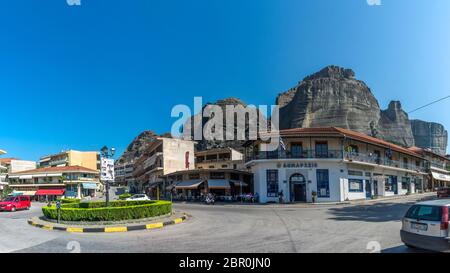 Kalambaka, Grèce - 07.04.2018. Ville de Kalambaka et vue sur les montagnes des météores, une municipalité dans le Trikala, Grèce Banque D'Images