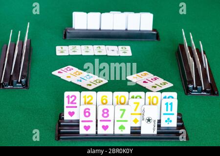 Carreaux dans le rack et le gameplay en tuile Rami jeu de cartes à base de feutrine verte table. Tuile et Rami est basé sur la correspondance de jeu de cartes Cartes de même rang ou Banque D'Images
