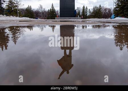 UFA, Russie: Reflet de Vladimir Ilyich Lénine Sculpture sur l'eau sur la place de la ville d'Ufa, Russie. Banque D'Images